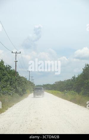 Riau, Indonesien - 12. Mai 2025: Die Straßenverhältnisse auf Rupat Island sind sandig und staubig Stockfoto
