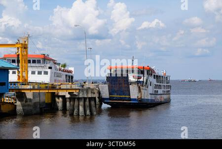Riau, Indonesien - 12. Mai 2025: RoRo-Schiff legt im Hafen von Dumai Roro an Stockfoto