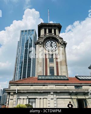 Shanghai, China – 5. Oktober 2025: Fassade von Shanghais ehemaligem Race Club Building, heute Shanghai historisches Museum, mit Blick auf einen modernen Wolkenkratzer. Stockfoto