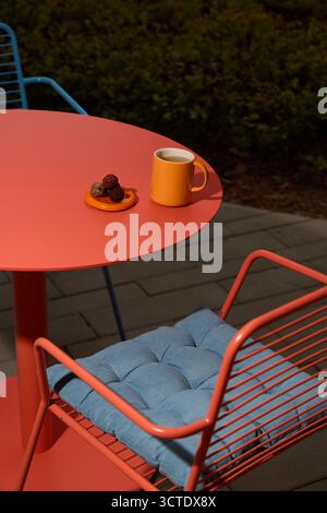 Ein wunderschönes und farbenfrohes Café mit Kaffee und köstlichen Leckereien zum Genießen Stockfoto