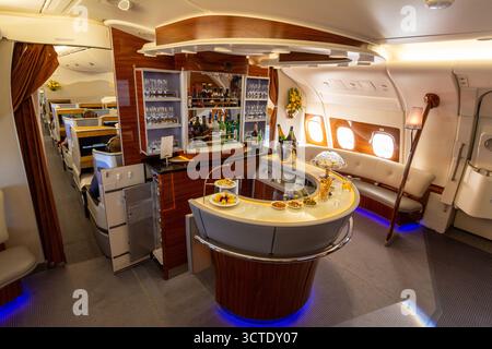 Eine Bordbar, in der sich Geschäftsreisende und erstklassige Passagiere treffen und an Bord des Doppeldeckers 380 ein alkoholisches Getränk und Erfrischungen/Barsnacks genießen Stockfoto