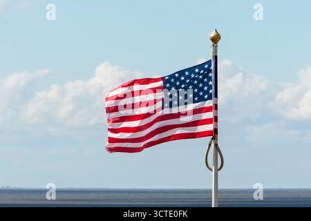 Die amerikanische Flagge, die Sterne und Streifen, die an der Küste fliegen. Stockfoto