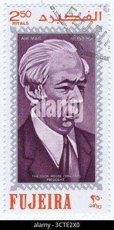 EMIRAT FUJEIRA - 1970. Mai 30: Mehrfarbige Briefmarke in Rial 2,50 mit einem Porträt von Theodor Heuss, einem liberalen deutschen Politiker, der von 1949 bis 1959 erster Bundespräsident war. Sein bürgerliches Verhalten und sein herzliches Wesen – ein Kontrast zu den deutschen nationalistischen Traditionen und der ernste Charakter von Bundeskanzler Konrad Adenauer – trugen maßgeblich zur Stabilisierung der Demokratie in der Bundesrepublik während der Wirtschaftswunder-Jahre bei. Vor Beginn seiner Karriere als Politiker war Heuss politischer Journalist Stockfoto