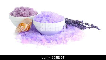 Violettes Meersalz, Muscheln und Lavendelblüten isoliert auf weiß Stockfoto