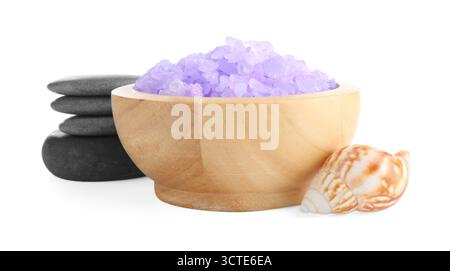 Violettes Meersalz in Schüssel, Spa-Steine und Schale isoliert auf weiß Stockfoto