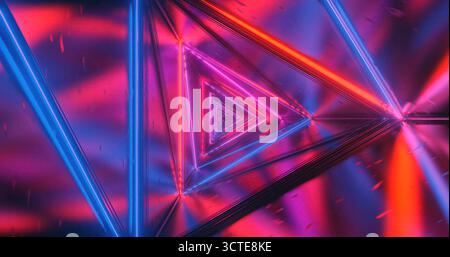 Helle Neondreiecke in Blau-, Rosa- und Orange-Tönen bilden einen faszinierenden Tunneleffekt. Die farbenfrohen Lichter schaffen eine dynamische und moderne Atmosphäre Stockfoto