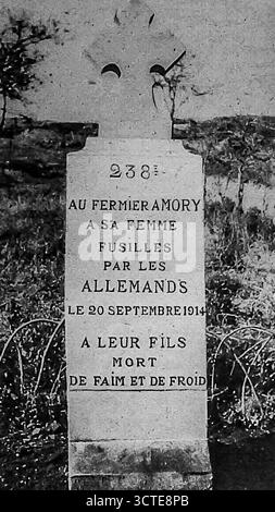 Seite aus Le Miroir, 5. November 1916, mit einem schneebedeckten Grab in Reméréville, Frankreich, das die Hinrichtung von Zivilisten durch deutsche Truppen im Jahr 1914 markiert. Unter den Opfern war Maria Camesat, die beschuldigt wurde, keine französischen Soldaten gemeldet zu haben und zusammen mit anderen erschossen wurde. Der Ort steht inmitten von Ruinen, was von der Gewalt der Besatzung zeugt. Solche Bilder zeigten deutsche Gräueltaten gegen Frauen und Zivilisten im besetzten Frankreich während des Ersten Weltkriegs Stockfoto