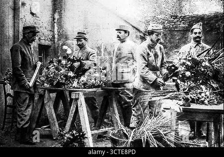 Seite aus Le Miroir, 5. November 1916, wo französische Soldaten Blumenkränze für den ganzen Saintsí-Tag vorbereiten, um Militärfriedhöfe entlang der Front zu schmücken. Die Männer arbeiten im Freien und arrangieren Blumen für die Gräber gefallener Kameraden. Sie ehren die Gefallenen. Solche Szenen spiegelten die feierlichen Rituale der Erinnerung während des Ersten Weltkriegs wider und vereinen den alltäglichen Soldatendienst mit dem Gedenken an Opfer und Verlust. Stockfoto