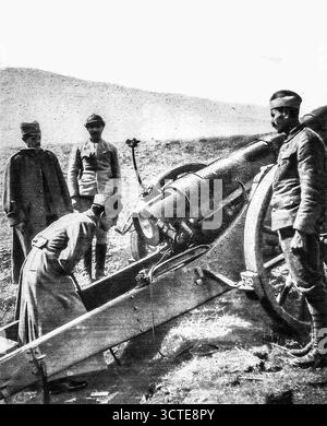 Seite aus Le Miroir, November 1916, zeigt Kronprinz Alexander von Serbien, wie er während des Ersten Weltkriegs eine gefangengenommene bulgarische 105-mm-Kanone bei Monastir inspiziert. Nach der serbischen Gegenoffensive im Oktober wurde die Artillerie, die von bulgarischen Truppen eingenommen wurde, gegen sie gerichtet. Das Foto zeigt Serbiens wiedererlangte Stärke und Alexanders Führung an der Balkanfront, unterstützt von seinen Offizieren und Artilleriekommandeuren. Stockfoto