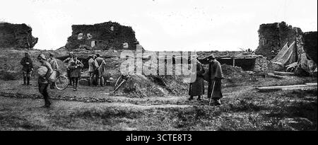 Seite aus Le Miroir, 5. November 1916, zeigt den französischen General Jean-Baptiste Marchand an seinem Kommandoposten an der Somme-Front während des Ersten Weltkriegs. Bekannt für seine frühere Kongo-Nil-Expedition, war Marchand seit 1914 bereits zweimal verwundet worden. Hier taucht er unter Stab und Ruinen auf, kurz bevor er eine weitere schwere Verletzung durch Granatsplitter erlitten hat. Seine Beharrlichkeit symbolisierte Mut und Ausdauer inmitten der Zerstörung des Grabenkrieges. Stockfoto
