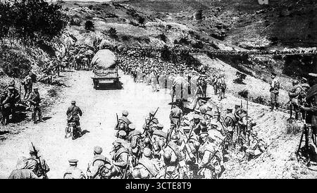 Seite aus Le Miroir, 5. November 1916, zeigt russische Soldaten, die während des Ersten Weltkriegs in der Nähe von Kenia in Mazedonien vorrückten. Die Truppen, Teil der alliierten Streitkräfte an der Balkanfront, marschieren in Formation neben Versorgungswagen und Kavallerie. Russische Verstärkungen, die zur Unterstützung serbischer und französischer Operationen gegen bulgarische Stellungen eingesetzt wurden, symbolisierten die multinationale Zusammenarbeit innerhalb der alliierten Bemühungen und verstärkten die Positionen um Monastir. Stockfoto