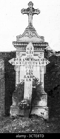 Seite aus Le Miroir, 5. November 1916, mit einem Steinkreuzgrab in Vitrimont, Frankreich, das die Hinrichtung eines Zivilisten durch deutsche Truppen im Jahr 1914 markiert. Das gravierte Kreuz zeugt von Gewalt gegen die Dorfbewohner, wobei die Inschrift den Namen victimís bewahrt. Diese Gedenkstätten verkörperten das Leiden des ländlichen Frankreichs unter der Besatzung und sicherten das Gedenken an Männer und Frauen, die während des Ersten Weltkriegs als Repressalien hingerichtet wurden Stockfoto