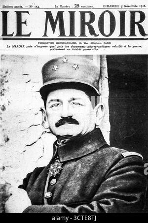 Titelseite des Magazins Le Miroir vom 5. November 1916 mit dem französischen General Charles Mangin, der am 24. Oktober während der Schlacht von Verdun für die Rückeroberung von Fort und Dorf Douaumont gefeiert wurde. Diese Zeitschrift aus der Kriegszeit thematisiert die militärischen Errungenschaften Frankreichs im Ersten Weltkrieg. Das Porträt zeigt Mangin in Uniform, trägt seine Medaille und symbolisiert Führung und Widerstandsfähigkeit in einer der entscheidenden Schlachten des Konflikts. Stockfoto