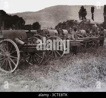 Seite aus Le Miroir, November 1916, zeigt bulgarische Artillerieeinheiten, die während des Ersten Weltkriegs von serbischen Truppen gefangen genommen wurden. Nach erfolgreichen Offensiven im Oktober eroberten serbische Truppen verlorenen Boden zurück und eroberten feindliche Waffen. Diese Kanonen, die einst gegen Serbien eingesetzt wurden, symbolisierten heute die Widerstandsfähigkeit der serbischen Armee und die ersten bedeutenden Siege, die ihre Rückkehr in ihre Heimat nach dem Rückzug und der Besatzung markieren. Stockfoto