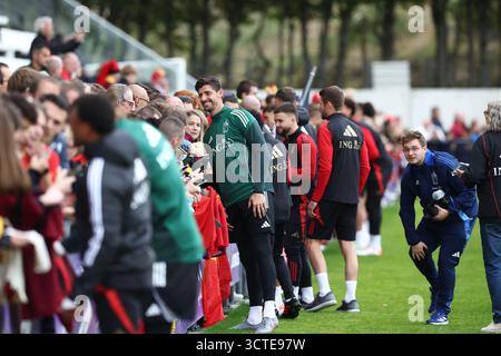 Tubize, Belgien. Oktober 2025. Der belgische Torhüter Thibaut Courtois posiert für ein Selfie bei einem offenen Training der Red Devils, der belgischen Fußballnationalmannschaft, am Montag, den 6. Oktober 2025 im Proximus Basecamp in Tubize. Die Mannschaft bereitet sich auf die Spiele gegen Nordmazedonien (10/10) und Wales (13/10) vor. BELGA PHOTO VIRGINIE LEFOUR Credit: Belga News Agency/Alamy Live News Stockfoto