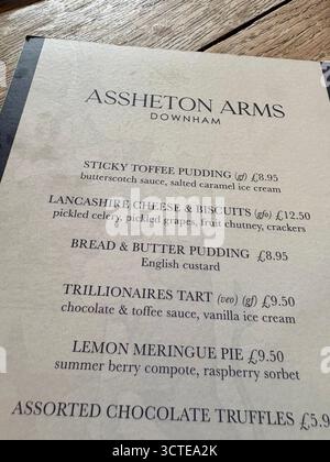Assheton Arms in Downham Village Lancashire, Dessertmenü mit traditionellen britischen Gerichten, Sticky Toffee Pudding, Brot- und Butterpudding, England Stockfoto