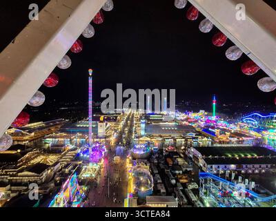 MÜNCHEN, DEUTSCHLAND - 5. OKTOBER: Blick auf das Oktoberfest in München in der Nacht am 5. Oktober 2025. Luftaufnahme des Oktoberfestes in München Stockfoto