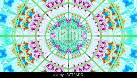 Das lebendige Mandala aus geometrischen Formen und Farben sorgt für einen faszinierenden visuellen Effekt. Sie verfügt über helle Rosa-, Grün- und Blautöne Stockfoto