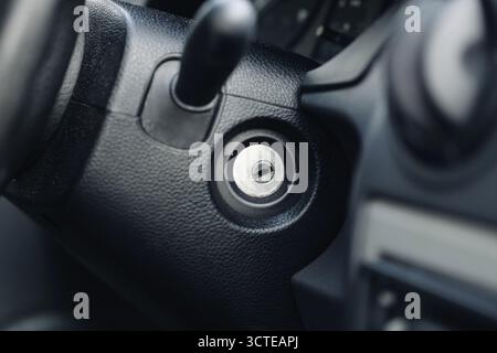 Schlüsselloch für Autozündungen mit Metalldetails. Fahrzeuginnenkonzept und moderne Fahrzeugtechnik. Makro Transport- und Fahrausrüstung. Stockfoto