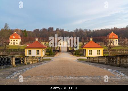 Traditionelle deutsche Ferienhäuser in der Nähe des Parks der Burg Moritzburg, Barockschloss in Sachsen, Deutschland. Wunderschöne Landschaft mit historischer Architektur Stockfoto
