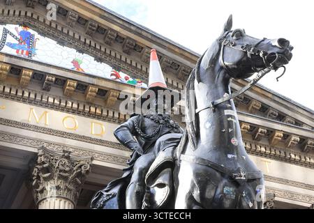 Duke of Wellington Statue mit einem berühmten Verkehrskegel auf dem Kopf, außerhalb der Gallery of Modern Art, die Tradition begann in den 1980er Jahren und ist symbolisch für Glasgows respektlosen Humor, Schottland. Stockfoto