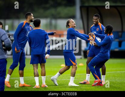 Zeist, Niederlande. Oktober 2025. ZEIST - Cody Gakpo, Jurriën Timber, Xavi Simons, Denzel Dumfries und Jeremie Frimpong während eines Trainings der niederländischen Nationalmannschaft auf dem KNVB Campus. Die niederländische Mannschaft bereitet sich auf die WM-Qualifikation gegen Malta und Finnland vor. ANP KOEN VAN WEEL Credit: ANP/Alamy Live News Stockfoto