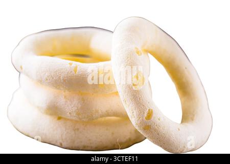 Avoador, auch bekannt als Stärkekekeks, goma Biscuit, Windkekse, peta, Xiringa oder Flying Biscuit, hergestellt aus Maniokstärke, auch bekannt als Maniokstärke. Stockfoto