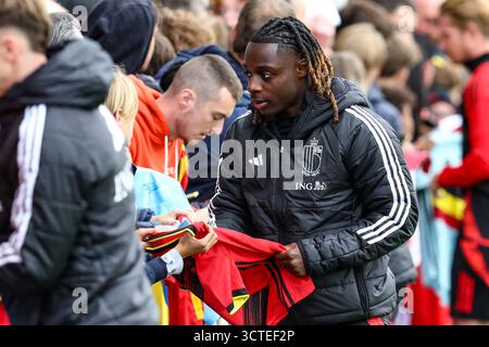 Tubize, Belgien. Oktober 2025. Der belgische Jeremy Doku wurde während eines offenen Trainings der Red Devils, der belgischen Fußballnationalmannschaft, auf dem Proximus Basecamp in Tubize am Montag, den 6. Oktober 2025, gezeigt. Die Mannschaft bereitet sich auf die Spiele gegen Nordmazedonien (10/10) und Wales (13/10) vor. BELGA FOTO BRUNO FAHY Credit: Belga News Agency/Alamy Live News Stockfoto
