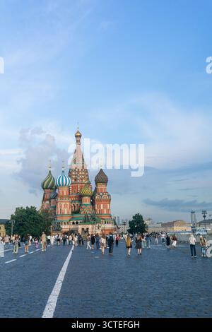 Moskau, Russland - 22. Juli 2025: Blick auf den Spasskaya-Turm des Kreml und die Basilius-Kathedrale vom Roten Platz Stockfoto