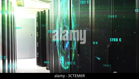 Holographischer Globus über Server-Racks im Korridor des Rechenzentrums mit schwimmenden Geldmarktetiketten Stockfoto