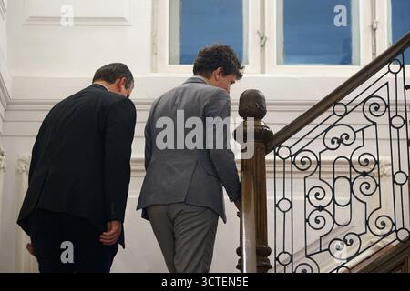 Neue Berater des Präsidenten von Rumänien, Bukarest, Rumänien Bukarest, Rumänien. 6. Oktober 2025: Eugen Tomac L wurde heute, 6. Oktober 2025, offiziell vom rumänischen Präsidenten Nicusor Dan R. zum Ehrenpräsidenten ernannt. 28. Februar 2023, MdEP Daniel Tomac L, Präsident der Partei der Volksbewegung, und Nicusor Dan R, der Generalbürgermeister von Bukarest, verlassen gemeinsam am Ende einer Pressekonferenz. Bukarest Rumänien Copyright: XLucianxAlecux Stockfoto