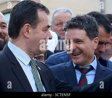 Neue Berater des Präsidenten von Rumänien, Bukarest, Rumänien Bukarest, Rumänien. 6. Oktober 2025: Ludovic Orban L wurde heute, 6. Oktober 2025, offiziell vom rumänischen Präsidenten Nicusor Dan R. zum Präsidenten für Innenpolitik ernannt. 17. März 2024 Ludovic Orban L und Nicusor Dan R, Bürgermeister von Bukarest, lachen während einer Unterschriftenversammlung für die Wahlen zum Europäischen Parlament. Bukarest Rumänien Copyright: XLucianxAlecux Stockfoto
