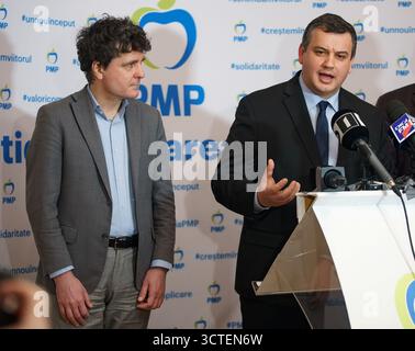 Bukarest, Rumänien. 6. Oktober 2025: Eugen Tomac (R) wurde heute, am 6. Oktober 2025, offiziell vom rumänischen Präsidenten Nicusor Dan (L) zum Ehrenpräsidenten für Rumänen im Ausland ernannt. - AKTENFOTO: (Bukarest, Rumänien. 28. Februar 2023) Nicusor Dan (L), der Bürgermeister von Bukarest, hört die Rede des Präsidenten der Partei der Volksbewegung, MdEP Daniel Tomac (C). Quelle: Lucian Alecu/Alamy Live News Stockfoto
