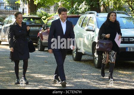 Bukarest, Rumänien. Oktober 2025: Andreea Mihaela Miu (L) wurde heute, am 6. Oktober 2025, offiziell zum Präsidialberater ernannt, wird das Generalsekretariat der Präsidialverwaltung leiten, und Diana Iancu (R) wird vom rumänischen Präsidenten Nicusor Dan (C) zur Präsidialberaterin für öffentliche Kommunikation ernannt. - AKTENFOTO: (Bukarest, Rumänien. 18. Oktober 2024) Nicusor Dan, Bürgermeister von Bukarest, trifft am Treffen mit Nicolae Ciuca (nicht im Bild), Präsident der Nationalen Liberalen Partei (PNL) und Kandidat für die Präsidentschaft, im PNL-Hauptquartier ein. Quelle: Lucian Alecu/Alamy Live News Stockfoto