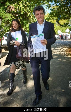 Bukarest, Rumänien. 6. Oktober 2025: Diana Iancu (L) wurde heute, am 6. Oktober 2025, offiziell von dem rumänischen Präsidenten Nicusor Dan (R) zur Präsidialberaterin für öffentliche Kommunikation ernannt. - AKTENFOTO: (Bukarest, Rumänien. 18. Oktober 2024) Nicusor Dan (R), Bürgermeister von Bukarest, reist nach dem Treffen mit Nicolae Ciuca (nicht im Bild), Präsident der Nationalen Liberalen Partei (PNL) und Kandidat für die Präsidentschaft Rumäniens, der seine von Ciuca unterzeichnete Liste der 20 an die Präsidentschaftskandidaten gerichteten Anträge im PNL-Hauptquartier in Bukarest hält. Quelle: Lucian Alecu/Alamy Live News Stockfoto