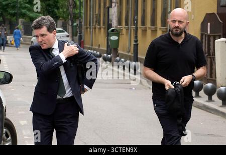 Bukarest, Rumänien. 6. Oktober 2025: Stefan Iulian Dragomirescu (R) wurde heute, am 6. Oktober 2025, vom rumänischen Präsidenten Nicusor Dan (L) offiziell zum Präsidialberater für Vermögensverwaltung und Logistik im Generalsekretariat der Präsidialverwaltung ernannt. - AKTENFOTO: (Bukarest, Rumänien. 6. Mai 2025) Nicusor Dan, Bürgermeister von Bukarest und Zweiter in der ersten Runde der rumänischen Präsidentschaftswahlen 2025 mit 29 Prozent, trifft in seinem Wahlkampfquartier ein. Quelle: Lucian Alecu/Alamy Live News Stockfoto