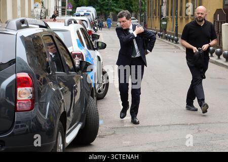 Bukarest, Rumänien. 6. Oktober 2025: Stefan Iulian Dragomirescu (R) wurde heute, am 6. Oktober 2025, vom rumänischen Präsidenten Nicusor Dan (L) offiziell zum Präsidialberater für Vermögensverwaltung und Logistik im Generalsekretariat der Präsidialverwaltung ernannt. - AKTENFOTO: (Bukarest, Rumänien. 6. Mai 2025) Nicusor Dan, Bürgermeister von Bukarest und Zweiter in der ersten Runde der rumänischen Präsidentschaftswahlen 2025 mit 29 Prozent, trifft in seinem Wahlkampfquartier ein. Quelle: Lucian Alecu/Alamy Live News Stockfoto