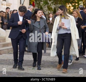 Bukarest, Rumänien. 6. Oktober 2025: ANA Maria Geana (R) wurde heute, am 6. Oktober 2025, offiziell zur Präsidialberaterin für Rumänen im Ausland und Diana Iancu (C) zur Präsidialberaterin für öffentliche Kommunikation durch den rumänischen Präsidenten Nicusor Dan (L) ernannt. - AKTENFOTO: (Bukarest, Rumänien. 7. Oktober 2024) Nicusor Dan (L), Bürgermeister von Bukarest, reist nach dem Treffen mit der Kandidatin für die Präsidentschaft Rumäniens, Mircea Geoana (nicht im Bild), ehemaliger stellvertretender NATO-Generalsekretär, in sein Hauptquartier in Bukarest. Quelle: Lucian Alecu/Alamy Live News Stockfoto