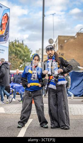 Engagierte Chelsea FC-Fans aus Japan, die Mannschaftsschals und -Trikots tragen, treffen sich vor dem Stadion der Stamford Bridge vor einem Spiel der Premier League. Stockfoto