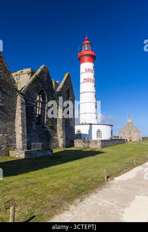 Phare de Saint Mathieu steht an einem klaren Tag hoch neben den Ruinen der alten Abtei Stockfoto