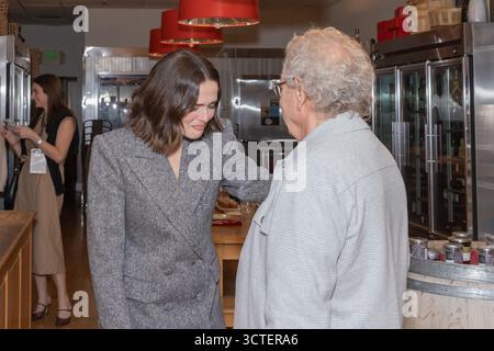 San Rafael, USA. Oktober 2025. Zoey Deutch und Mark Fishkin beim Spotlight-Empfang für Zoey Deutch und dem Film „Nouvelle Vague“ während des 48. Mill Valley Film Festivals am 05. Oktober 2025 im Le Comptoir in San Rafael, Kalifornien./SIPA USA Credit: SIPA USA/Alamy Live News Stockfoto