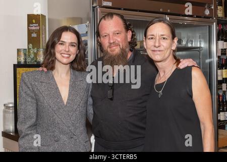 San Rafael, USA. Oktober 2025. Zoey Deutch mit Susannah Dempsey und Stephen Bouillez von Le Comptoir beim Spotlight-Empfang für Zoey Deutch und dem Film „Nouvelle Vague“ während des 48. Mill Valley Film Festivals am 05. Oktober 2025 im Le Comptoir in San Rafael, Kalifornien./SIPA USA Credit: SIPA USA/Alamy Live News Stockfoto
