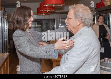 San Rafael, USA. Oktober 2025. Zoey Deutch und Mark Fishkin beim Spotlight-Empfang für Zoey Deutch und dem Film „Nouvelle Vague“ während des 48. Mill Valley Film Festivals am 05. Oktober 2025 im Le Comptoir in San Rafael, Kalifornien./SIPA USA Credit: SIPA USA/Alamy Live News Stockfoto