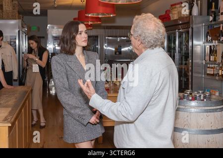 San Rafael, USA. Oktober 2025. Zoey Deutch und Mark Fishkin beim Spotlight-Empfang für Zoey Deutch und dem Film „Nouvelle Vague“ während des 48. Mill Valley Film Festivals am 05. Oktober 2025 im Le Comptoir in San Rafael, Kalifornien./SIPA USA Credit: SIPA USA/Alamy Live News Stockfoto