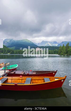 Boote auf dem Strbske Pleso See mit Bergen und Wald in Poprad, Slowakei Stockfoto