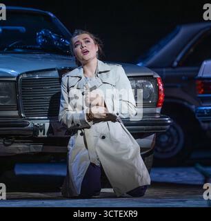 ENO, London Coliseum, Großbritannien. Oktober 2025. Bizets Carmen, eine der bekanntesten Opern aller Zeiten, wird vom 8. Oktober bis 5. November 2025 im ENO eröffnet. In einer rebellischen Wendung der Tradition spielt die Geschichte im Spanien der 1970er Jahre, wo das Drama in den letzten Tagen des Unterdrückungsregimes des Diktators General Franco unter sengender Sonne aufgefangen wird. Szene aus Akt III: Die Schmuggler treffen sich in ihren zerschlagenen mercedes-Autos am Bergrückzugsort. Carmen wird kalt mit José und bevorzugt ihre jüngste Eroberung, den Drachen Escamillo. Das Bauernmädchen, die treue Michaela (Ava Dodd), kommt, um José zu überzeugen, zu seinem zurückzukehren Stockfoto