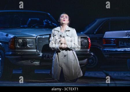 ENO, London Coliseum, Großbritannien. Oktober 2025. Bizets Carmen, eine der bekanntesten Opern aller Zeiten, wird vom 8. Oktober bis 5. November 2025 im ENO eröffnet. In einer rebellischen Wendung der Tradition spielt die Geschichte im Spanien der 1970er Jahre, wo das Drama in den letzten Tagen des Unterdrückungsregimes des Diktators General Franco unter sengender Sonne aufgefangen wird. Szene aus Akt III: Die Schmuggler treffen sich in ihren zerschlagenen mercedes-Autos am Bergrückzugsort. Carmen wird kalt mit José und bevorzugt ihre jüngste Eroberung, den Drachen Escamillo. Das Bauernmädchen, die treue Michaela (Ava Dodd), kommt, um José zu überzeugen, zu seinem zurückzukehren Stockfoto