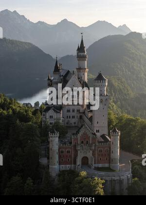 Schloss Neuschwanstein steht in deutschen Bergen Stockfoto