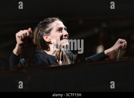 ENO, London Coliseum, Großbritannien. Oktober 2025. Bizets Carmen, eine der bekanntesten Opern aller Zeiten, wird vom 8. Oktober bis 5. November 2025 im ENO eröffnet. In einer rebellischen Wendung der Tradition spielt die Geschichte im Spanien der 1970er Jahre, wo das Drama in den letzten Tagen des Unterdrückungsregimes des Diktators General Franco unter sengender Sonne aufgefangen wird. Dirigent Clelia Clafiero. Quelle: Malcolm Park/Alamy Live News Stockfoto