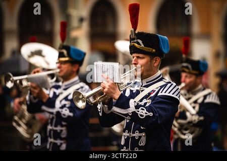 München, Deutschland - 18. September 2022: Der Blick auf Musiker in traditioneller bayerischer Kleidung, deren Blechbläser unter sanftem Licht leuchten, sorgt bei der Oktoberfestparade für festliche Atmosphäre. Stockfoto